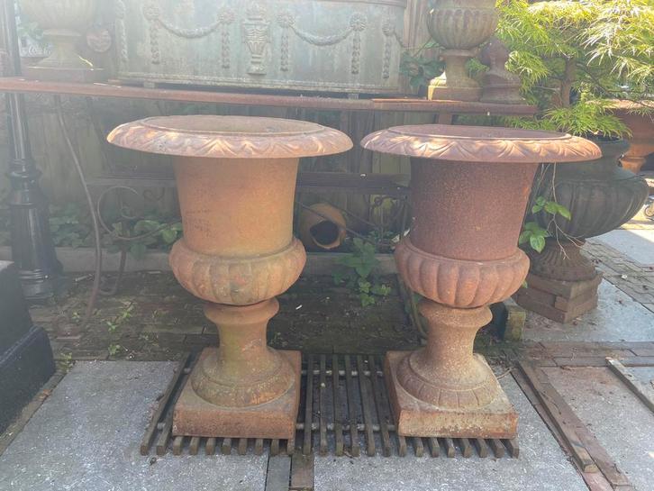 2 gietijzeren tuinvazen bloempotten, Tuin en Terras, Tuinvazen, Zo goed als nieuw, Ophalen