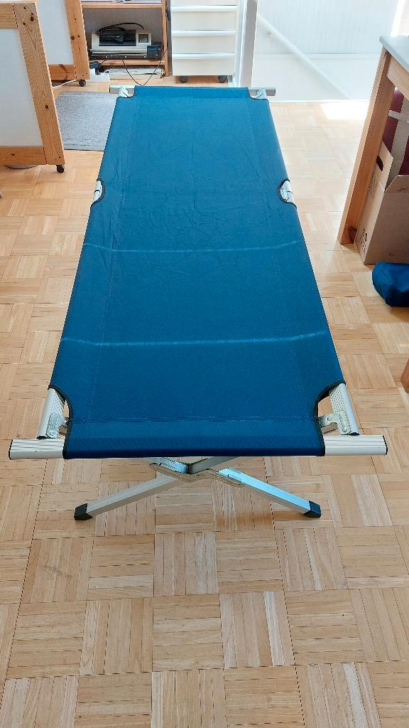 Veldbed en Self inflating matje (blauw), Caravans en Kamperen, Kampeeraccessoires, Zo goed als nieuw, Ophalen
