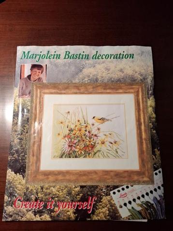 Borduurpakket - Marjolein Bastin bloemen met vogel beschikbaar voor biedingen