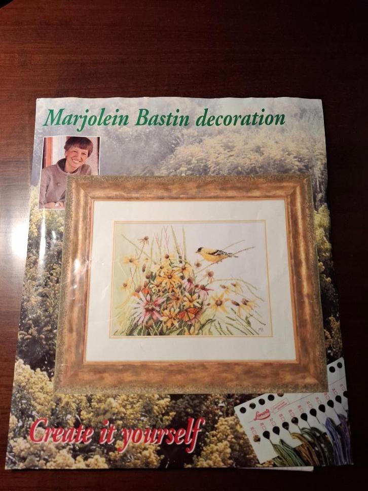 Borduurpakket - Marjolein Bastin bloemen met vogel, Hobby en Vrije tijd, Borduren en Borduurmachines, Gebruikt, Borduurpakket