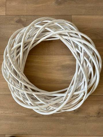 Witte rotan decoratiekrans – Ø 30 cm beschikbaar voor biedingen