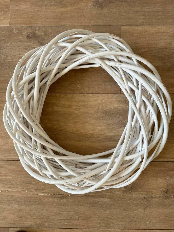 Witte rotan decoratiekrans – Ø 30 cm, Huis en Inrichting, Woonaccessoires | Schalen en Manden, Zo goed als nieuw, Rond, Ophalen of Verzenden
