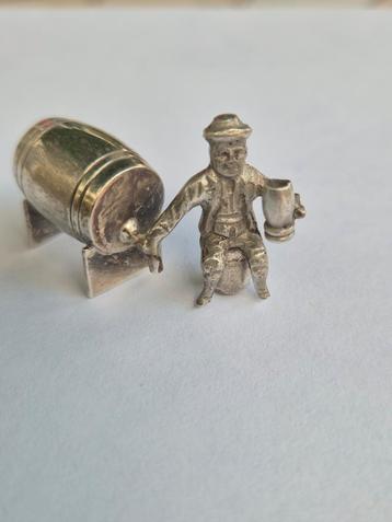 Miniatuur man bij drank vat  beschikbaar voor biedingen