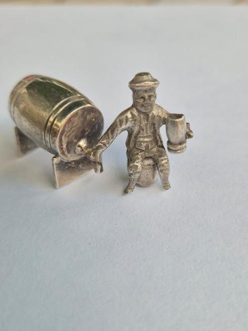 Miniatuur man bij drank vat, Antiek en Kunst, Antiek | Goud en Zilver, Ophalen of Verzenden