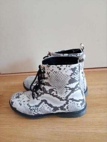 Veterboots met slangenprint, skaileder. NIEUW, maat 39 beschikbaar voor biedingen