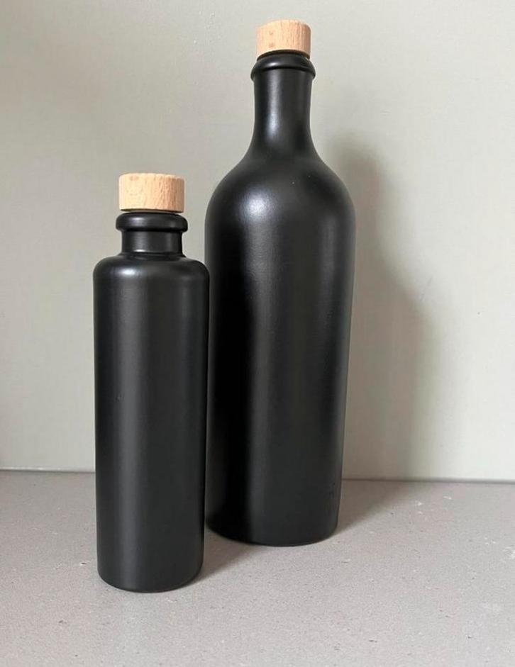 2 Zwarte Stenen Flessen met Kurk, Huis en Inrichting, Woonaccessoires | Vazen, Gebruikt, Zwart, Minder dan 50 cm, Steen, Ophalen of Verzenden