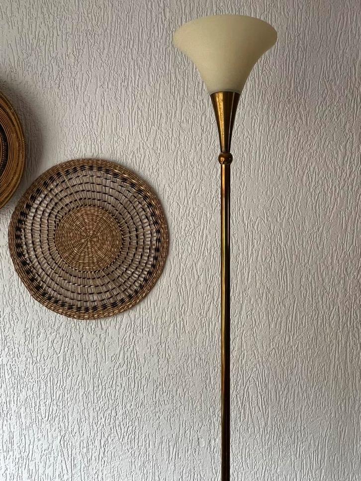 Art deco stijl koperen vloerlamp/ wit glas, Huis en Inrichting, Lampen | Vloerlampen, Gebruikt, 150 tot 200 cm, Glas, Ophalen