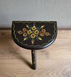 Oud donkerbruin met bloemen beschilderd krukje - driepoot, Ophalen of Verzenden, Gebruikt, Hout