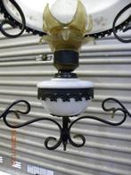 Hanglamp van smeedijzer met glazen kap voorzien van decorati, Huis en Inrichting, Lampen | Hanglampen, Ophalen of Verzenden, 'T Olde Gre-j