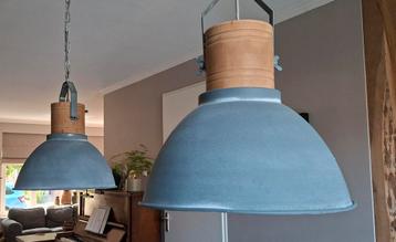 Twee industriële hanglampen  beschikbaar voor biedingen