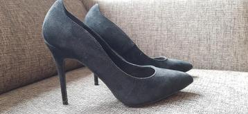 High heel zwarte pumps beschikbaar voor biedingen