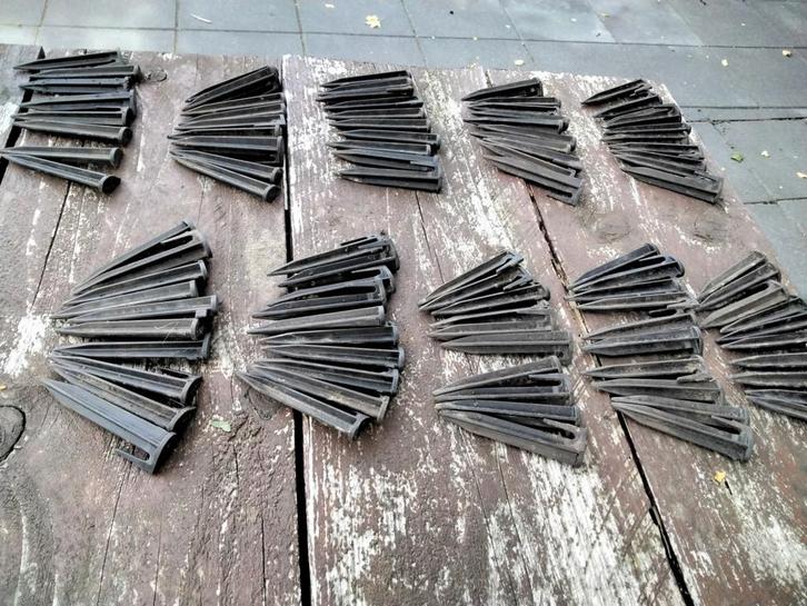 98 HARINGEN /GRONDPENNEN V. BEGRENZINGSDRAAD VAN ROBOTMAAIER, Tuin en Terras, Gaas en Draad, Zo goed als nieuw, Overige typen