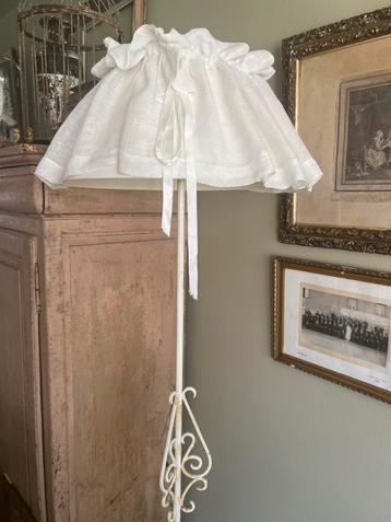 Witte Brocante Staande Lamp beschikbaar voor biedingen