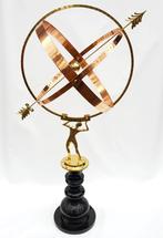 Grote messing zonnewijzer Atlas op voet, Verzenden, Nieuw