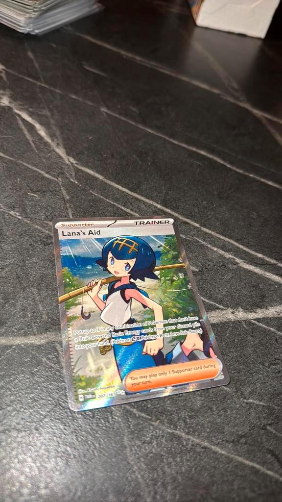 Lana’s Aid 207/167 in Mint Conditie, Hobby en Vrije tijd, Verzamelkaartspellen | Pokémon, Zo goed als nieuw, Ophalen of Verzenden