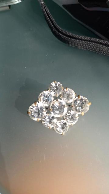 broche met stras beschikbaar voor biedingen