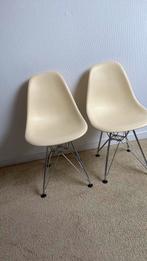 Twee Eames style DSR junior kinderstoelen, Kinderen en Baby's, Kinderkamer | Tafels en Stoelen, Ophalen, Zo goed als nieuw, Stoel(en)