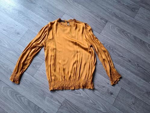 Zgan satijnen goud/geel kleur blouse maat M, Kleding | Dames, Blouses en Tunieken, Zo goed als nieuw, Maat 38/40 (M), Geel, Ophalen of Verzenden