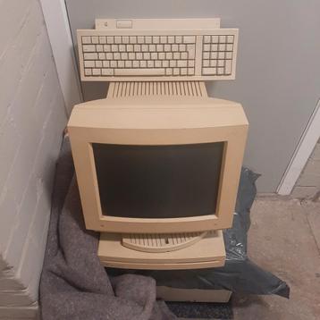 Oude Apple Computer met Toebehoren beschikbaar voor biedingen
