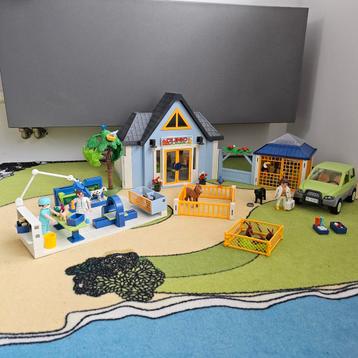 Playmobil dierenkliniek, operatiekamer dierenarts met auto beschikbaar voor biedingen