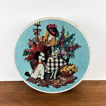 Vintage rond blik bloemendame beschikbaar voor biedingen