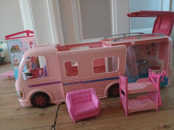 Barbie Camper Van - Klaar voor avontuur!, Kinderen en Baby's, Speelgoed | Poppen, Zo goed als nieuw, Barbie, Ophalen of Verzenden