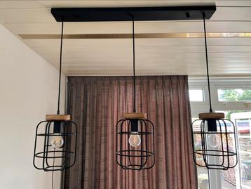 Hanglamp met 2 bijbehorende tafellampen beschikbaar voor biedingen