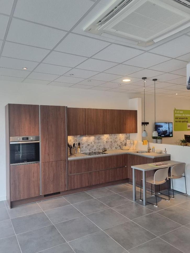 Showroom keuken decor Notenhout, Huis en Inrichting, Keuken | Keukenbenodigdheden, Nieuw, Ophalen