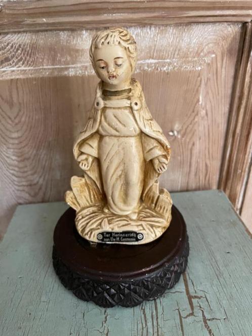 Vintage stenen communiebeeldje / communie beeldje engeltje., Verzamelen, Religie, Gebruikt, Christendom | Katholiek, Beeld(je)
