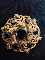 messing broche met een bloemmotief en zwarte stenen. , Ophalen of Verzenden, Zo goed als nieuw, Overige materialen