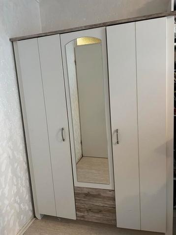 Kledingkast met spiegel - Ruim en praktisch! beschikbaar voor biedingen