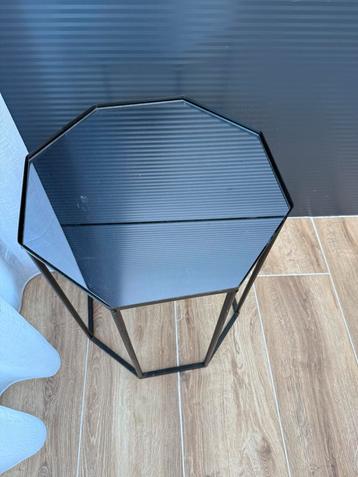 Zwarte Bijzettafel met Glasplaat beschikbaar voor biedingen