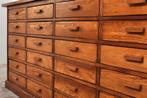 Vintage ladekast pitch pine notenhout 24 laden jaren 50, Ophalen of Verzenden, Gebruikt