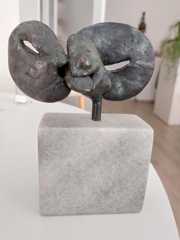 Bronzen beeld op marmeren sokkel van Hanneke Mols-van Gool beschikbaar voor biedingen