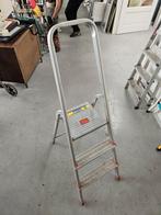 Huishoudtrap - Handig en compact!, Doe-het-zelf en Verbouw, Ladders en Trappen, Ophalen, Gebruikt, Trap, Opvouwbaar of Inschuifbaar