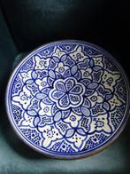 Marokko: grote gesigneerde Safi schaal met koperen randen, Ophalen