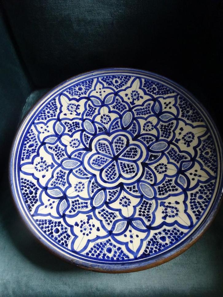 Marokko: grote gesigneerde Safi schaal met koperen randen, Antiek en Kunst, Antiek | Keramiek en Aardewerk, Ophalen