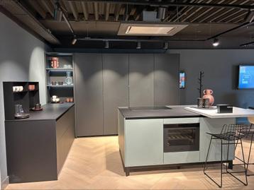 NEXT 125 Showroomkeuken Onyxzwart met Indisch Rood beschikbaar voor biedingen