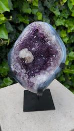 Amethist met calciet en agaat op standaard, Ophalen of Verzenden, Mineraal
