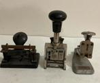 Oude nietmachine, perforator en stempel, Antiek en Kunst, Antiek | Kantoor en Zakelijk, Ophalen of Verzenden