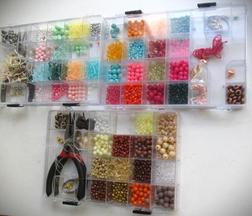 Kralen~Luxe kralendoos 3x + tang~Sieradenset~dozen met kraal, Hobby en Vrije tijd, Kralen en Sieraden maken, Zo goed als nieuw