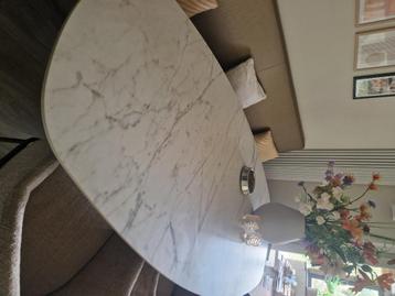 Eettafel beschikbaar voor biedingen