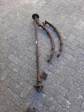 Starre as  met blad veren beschikbaar voor biedingen