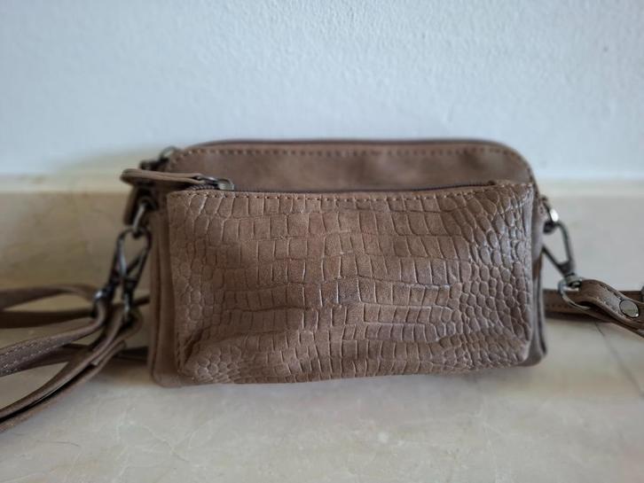 bruin tasje met veel vakjes, Sieraden, Tassen en Uiterlijk, Tassen | Damestassen, Zo goed als nieuw, Schoudertasje, Bruin, Ophalen of Verzenden