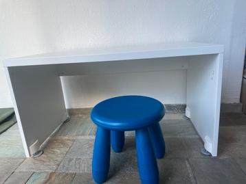 Wit Bureautje met krukje beschikbaar voor biedingen