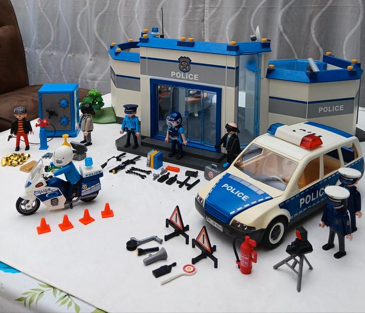 Playmobil politieburo met auto, motor en brandkastkrakers, Kinderen en Baby's, Speelgoed | Playmobil, Gebruikt, Ophalen of Verzenden