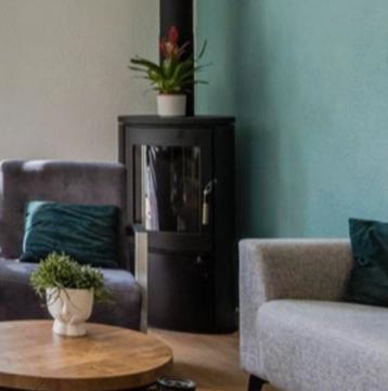 Houtkachel te koop – moderne stijl, €3500 nieuwprijs beschikbaar voor biedingen