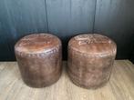2 Bruine leren vintage poefjes, Huis en Inrichting, Banken | Voetenbanken en Poefen, Ophalen, Zo goed als nieuw, Rechthoekig, Minder dan 50 cm