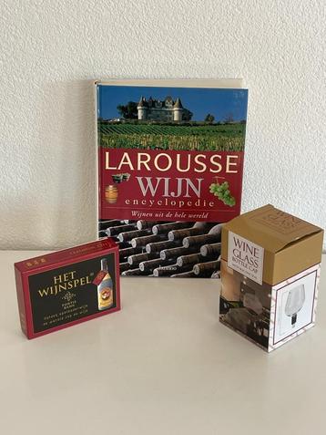 Bundel thema wijn: boek Larousse wijn, decanteerglas en spel beschikbaar voor biedingen