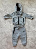 Nike Tech Fleece trainingspak baby 12M, Kinderen en Baby's, Ophalen, Zo goed als nieuw, Jongetje of Meisje, Pakje